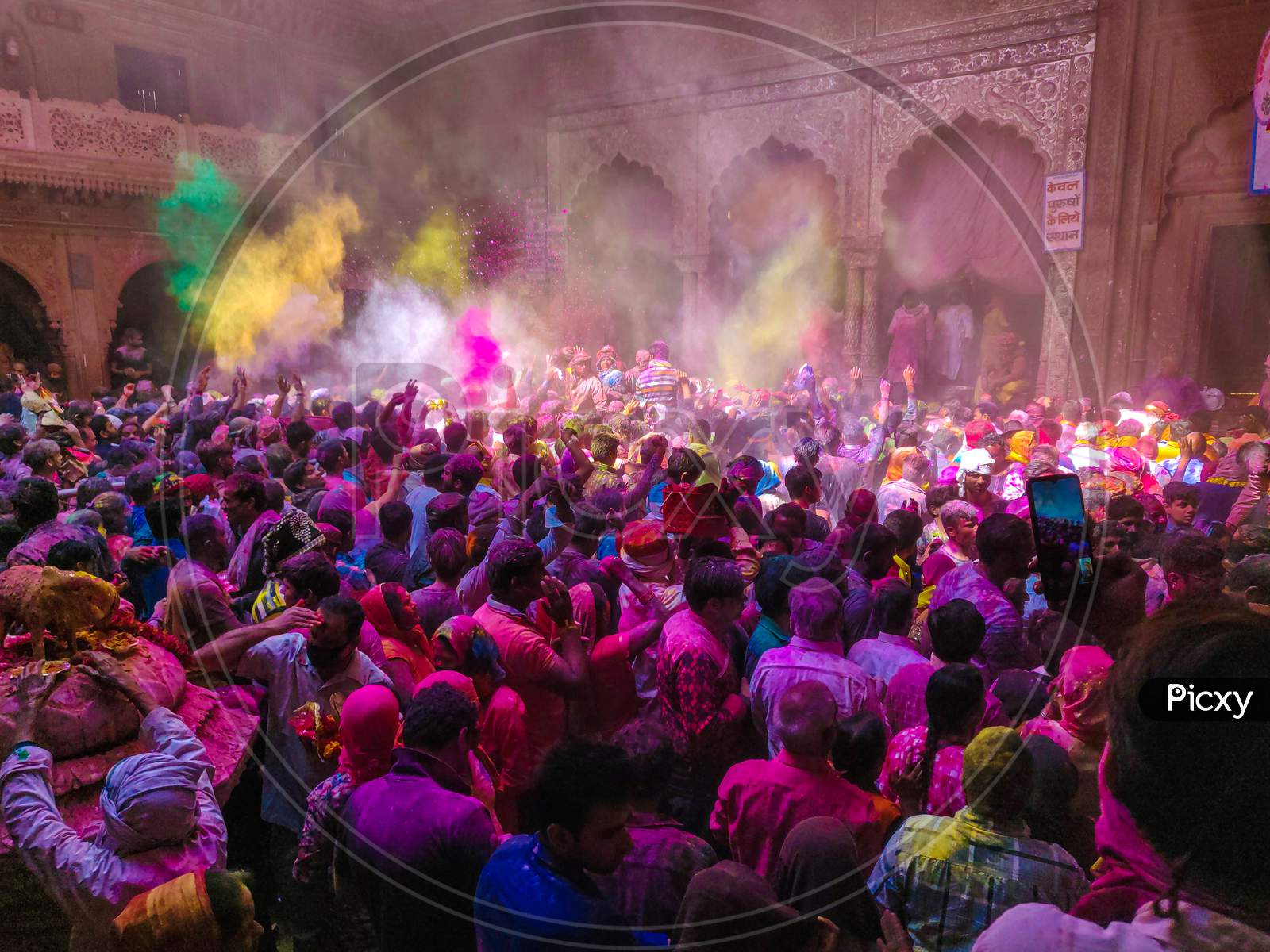 Mathura Vrindavan Holi Kaise Manate Hain? | Ghumne Ki Jagah, Khana & Travel Guide